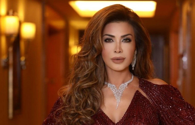 معجب يقتحم حفل نوال الزغبي في امستردام ويقدم لها هدية ثمينة 