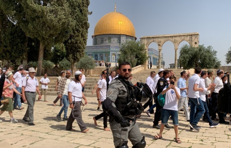 جولات إستفزازية في الباحة... مستوطنون يقتحمون المسجد الأقصى 