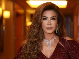 معجب يقتحم حفل نوال الزغبي في امستردام ويقدم لها هدية ثمينة 